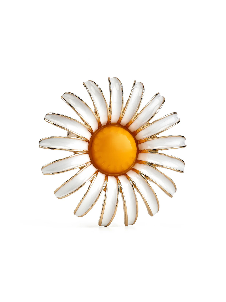 Daisy-shaped brooch with white petals and a yellow center on a white background